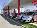 16号沿いの屋根下スペースに一部展示しており、当店では15台〜20台ほど中古車がございます。