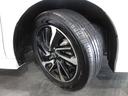 タイヤは ヨコハマ ブルーアース 7分山程度 2024年製がついてます。そして足元を精悍に引き締めるホンダ純正17インチアルミホイール、おしゃれは足元から、カッコイイですね!