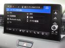 ヴェゼル ｅ：ＨＥＶＺ　ホンダセンシングホンダコネクトディスプレイＢｌｕｅｔｏｏｔｈドラレコＥＴＣＲカメラワンオーナー　衝突回避支援ブレーキ機能　１オナ　スマキ　Ｐトランク　フルオートエアコン　Ｄレコ　エアバッグ　記録簿付（2枚目）
