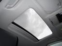 サンルーフ付きです。昼は気持ちよい風を取り入れたり、シェードを開けておくことにより車内が明るくなります。夜はシートを倒せば流れ星が流れたり星がたくさん見えるかも・・わくわくする装備ですね!