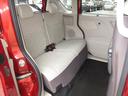 後席は足もとスペースが広く、大人が座っても快適。ロングドライブも快適に楽しめます。また、後席でもお子さまのケアがラクに行えます。