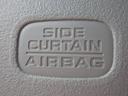 サイドカーテンエアバックシステムは、側面衝突時に大人から子供までさまざまな体格の乗員の頭部や頚部を広範囲で保護。特にセンターピラーへの頭部衝突を防ぐ展開性能を実現しています。