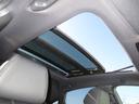 サンルーフ付きです。昼は気持ちよい風を取り入れたり、シェードを開けておくことにより車内が明るくなります。夜はシートを倒せば流れ星が流れたり星がたくさん見えるかも・・わくわくする装備ですね！