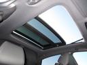 サンルーフ付きです。昼は気持ちよい風を取り入れたり、シェードを開けておくことにより車内が明るくなります。夜はシートを倒せば流れ星が流れたり星がたくさん見えるかも・・わくわくする装備ですね!