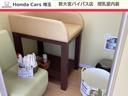 ｅ：ＨＥＶ　ホンダセンシングホンダコネクトディスプレイＢｌｕｅｔｏｏｔｈＥＴＣＲカメラワンオーナー　盗難防止システム　クリアランスソナー　オートクルーズコントロール　地デジフルセグ　後カメラ　１オーナー車　記録簿（50枚目）