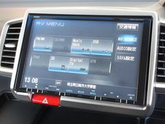 ナビゲーションはギャザズ９インチメモリーナビ（ＶＸＭ−１３５ＶＦＮｉ）を装着しております。ＡＭ、ＦＭ、ＣＤ、ＤＶＤ再生、Ｂｌｕｅｔｏｏｔｈ、音楽録音再生、フルセグＴＶがご使用いただけます。 6
