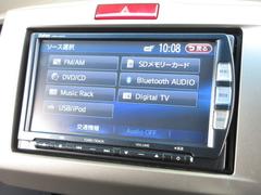 ナビゲーションはギャザズメモリーナビ（ＶＸＭ−１２２ＶＦｉ）を装着しております。ＡＭ、ＦＭ、ＣＤ、ＤＶＤ再生、Ｂｌｕｅｔｏｏｔｈ、音楽録音再生、フルセグＴＶがご使用いただけます。 5