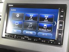 ナビゲーションはギャザズメモリーナビ（ＶＸＭ−２３４ＶＦｉ）を装着しております。ＡＭ、ＦＭ、ＣＤ、ＤＶＤ再生、Ｂｌｕｅｔｏｏｔｈ、音楽録音再生、フルセグＴＶがご使用いただけます。 4