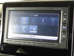 ギャザズメモリーナビ（ＶＸＭ−１８４Ｃｉ）を装着しております。ＡＭ、ＦＭ、ＣＤ、Ｂｌｕｅｔｏｏｔｈがご使用いただけます。初めて訪れた場所でも安心ですね！ 2