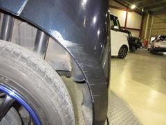この車両はリアバンパー左部にＡ４サイズ程度の擦り傷が有ります。こちらは現状での販売となります。ご希望であれば当社にて板金修理を行うことも可能です。詳しくは担当営業までご相談下さいませ。 5