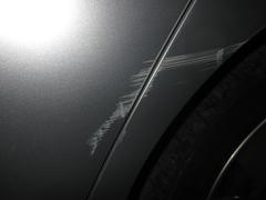 この車両は左リアドア右部にＡ５サイズ程度の擦り傷が有ります。こちらは現状での販売となります。ご希望であれば当社にて板金修理を行うことも可能です。詳しくは担当営業までご相談下さいませ。 4