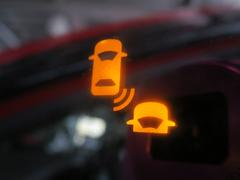 ☆走行中、斜め後ろに車両を検知するとドアミラーに表示で警告、ウインカーを操作すると、マークの点滅＆警報音で知らせてくれる『ブラインドスポットインフォメーション』付です☆ 6