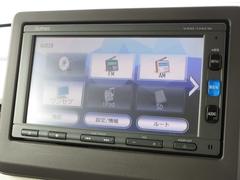 ナビゲーションはギャザズメモリーナビ（ＶＸＭ−１７４ＣＳｉ）を装着しております。ＡＭ、ＦＭ、ＣＤ、Ｂｌｕｅｔｏｏｔｈ、ワンセグＴＶがご使用いただけます。初めて訪れた場所でも安心ですね！ 5