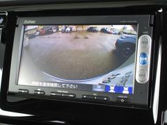 バックをするとき自動でリアの様子が映る『リアカメラ』付き！画面で確認しながらバックができますから安心ですね。でも、目視も大切ですよ！安全第一でお願いします！ 3