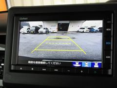 バックをするとき自動でリアの様子が映る『リアカメラ』付き！画面で確認しながらバックができますから安心ですね。でも、目視も大切ですよ！安全第一でお願いします！ 4