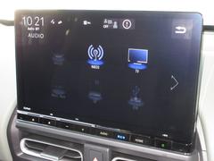 ナビゲーションはギャザズ１１．４インチコネクトナビ（ＬＸＭ−２４７ＶＦＬｉ）を装着しております。ＡＭ、ＦＭ、ＣＤ、ＤＶＤ再生、Ｂｌｕｅｔｏｏｔｈ、音楽録音再生、フルセグＴＶがご使用いただけます。 2