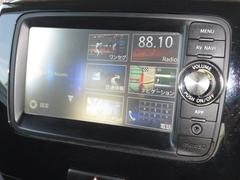 ナビゲーションはスズキ純正メモリーナビを装着しております。ＡＭ、ＦＭ、Ｂｌｕｅｔｏｏｔｈ、ワンセグＴＶがご使用いただけます。初めて訪れた場所でも安心ですね！ 4