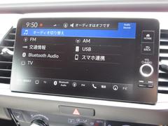 ナビゲーションはホンダコネクトディスプレイを装着しております。ＡＭ、ＦＭ、Ｂｌｕｅｔｏｏｔｈ、フルセグＴＶがご使用いただけます。初めて訪れた場所でも道に迷わず安心ですね！ 2
