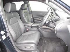 運転席に電動のシートアジャスターが付いております。体型にピッタリ合わせることが出来て快適なポジションでドライブする事が出来ます。運転席には、調整位置を登録・呼び出しできるメモリー機能付き。 7