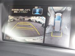 マルチビューカメラシステムを搭載しています！「見通しの悪い交差点での発進」「料金所などへの幅寄せ」「バック駐車」「縦列駐車」といった、多くの人が苦手意識を持ちやすいシーンで効果を発揮します。 4