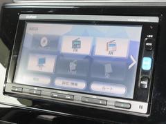 ナビゲーションはギャザズメモリーナビ（ＶＸＭ−１６４ＶＦｉ）を装着しております。ＡＭ、ＦＭ、ＣＤ、ＤＶＤ再生、Ｂｌｕｅｔｏｏｔｈ、フルセグＴＶがご使用いただけます。初めて訪れた場所でも安心ですね！ 2