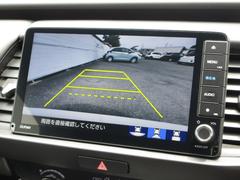 バックをするとき自動でリアの様子が映る『リアカメラ』付き！　ナビ画面で確認しながらバックができますから安心ですね。でも、目視も大切ですよ！安全第一でお願いします！ 5