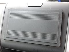 オーディオレスです。別途お好みのオーディオをカスタマイズして，ご自分なりの音響空間をご堪能下さい！ナビゲーションもお勧めです。取り付け位置は、ちょうど見やすい位置に設定されています。 2