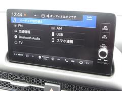 ナビゲーションはホンダコネクトディスプレイが装着されております。ＡＭ、ＦＭ、フルセグＴＶ、Ｂｌｕｅｔｏｏｔｈがご使用いただけます。初めて訪れた場所でも道に迷わず安心ですね！ 3