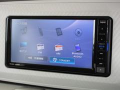 ナビゲーションはダイハツ純正ＳＤナビが装着されております。ＡＭ、ＦＭ、ＣＤ、ＤＶＤ再生、フルセグＴＶ、Ｂｌｕｅｔｏｏｔｈがご使用いただけます。初めて訪れた場所でも道に迷わず安心ですね！ 2