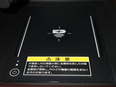 ワイヤレス充電器がついています。対応スマートフォンを置くだけで充電が可能です。 5