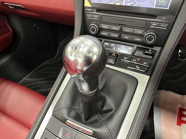 ７１８ボクスター ７１８ボクスターＧＴＳ　４．０　ユーザー買取　ディーラー車　禁煙　１オナ車　純正ナビ　バックカメラ　ＥＴＣ２．０　ボルドーレッドレザーシート＆エンボス加工ヘッドレスト＆シートヒータ　電動可倒式ドアミラ　キセノンヘッドライトＰＤＬＳ付（3枚目）