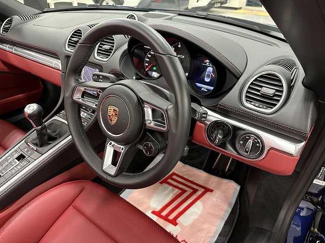 ７１８ボクスター ７１８ボクスターＧＴＳ　４．０　ユーザー買取　ディーラー車　禁煙　１オナ車　純正ナビ　バックカメラ　ＥＴＣ２．０　ボルドーレッドレザーシート＆エンボス加工ヘッドレスト＆シートヒータ　電動可倒式ドアミラ　キセノンヘッドライトＰＤＬＳ付（5枚目）