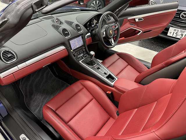 ７１８ボクスター ７１８ボクスターＧＴＳ　４．０　ユーザー買取　ディーラー車　禁煙　１オナ車　純正ナビ　バックカメラ　ＥＴＣ２．０　ボルドーレッドレザーシート＆エンボス加工ヘッドレスト＆シートヒータ　電動可倒式ドアミラ　キセノンヘッドライトＰＤＬＳ付（7枚目）