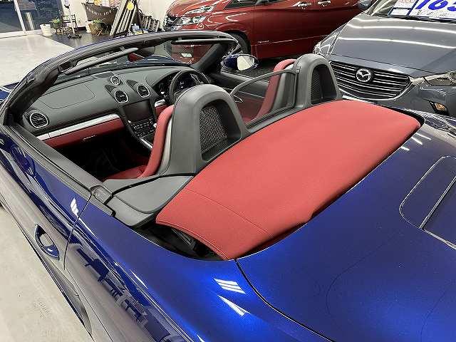 ７１８ボクスター ７１８ボクスターＧＴＳ　４．０　ユーザー買取　ディーラー車　禁煙　１オナ車　純正ナビ　バックカメラ　ＥＴＣ２．０　ボルドーレッドレザーシート＆エンボス加工ヘッドレスト＆シートヒータ　電動可倒式ドアミラ　キセノンヘッドライトＰＤＬＳ付（28枚目）