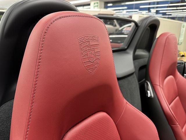 ７１８ボクスター ７１８ボクスターＧＴＳ　４．０　ユーザー買取　ディーラー車　禁煙　１オナ車　純正ナビ　バックカメラ　ＥＴＣ２．０　ボルドーレッドレザーシート＆エンボス加工ヘッドレスト＆シートヒータ　電動可倒式ドアミラ　キセノンヘッドライトＰＤＬＳ付（50枚目）