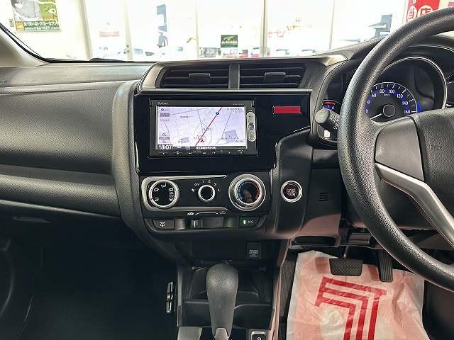フィット １３Ｇ・Ｆパッケージ　元リース車両　ユーザー買取　純正ナビＴＶ　ブルートゥースオーディオ　ＥＴＣ　ドライブレコーダー　電動格納ミラー　アイドリングストップ　キーフリー　プッシュスタート（3枚目）