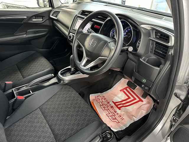 フィット １３Ｇ・Ｆパッケージ　元リース車両　ユーザー買取　純正ナビＴＶ　ブルートゥースオーディオ　ＥＴＣ　ドライブレコーダー　電動格納ミラー　アイドリングストップ　キーフリー　プッシュスタート（4枚目）