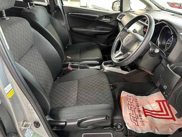 フィット １３Ｇ・Ｆパッケージ　元リース車両　ユーザー買取　純正ナビＴＶ　ブルートゥースオーディオ　ＥＴＣ　ドライブレコーダー　電動格納ミラー　アイドリングストップ　キーフリー　プッシュスタート（5枚目）
