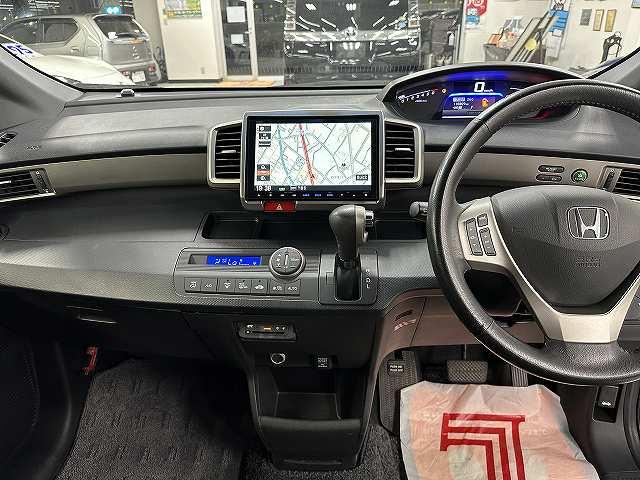フリードスパイクハイブリッド ジャストセレクション　後期型　ユーザー買取　上面部雹被害有り　純正９インチナビＴＶ　フロント＆バックカメラ　ブルートゥースオーディオ　ＥＴＣ　両側パワースライドドア　ＨＩＤヘッドライト　電動格納ミラー　　キーフリー（3枚目）