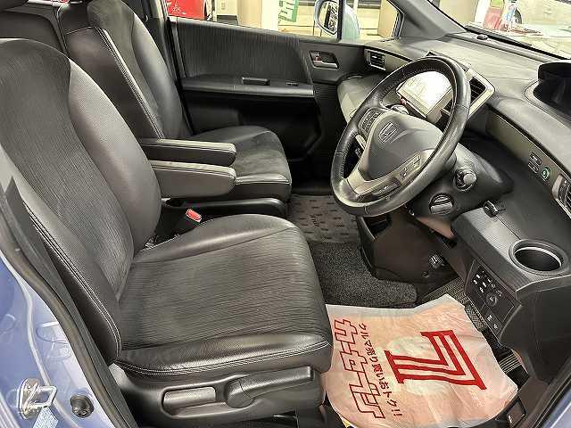 フリードスパイクハイブリッド ジャストセレクション　後期型　ユーザー買取　上面部雹被害有り　純正９インチナビＴＶ　フロント＆バックカメラ　ブルートゥースオーディオ　ＥＴＣ　両側パワースライドドア　ＨＩＤヘッドライト　電動格納ミラー　　キーフリー（5枚目）