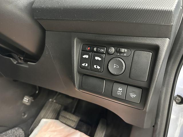 フリードスパイクハイブリッド ジャストセレクション　後期型　ユーザー買取　上面部雹被害有り　純正９インチナビＴＶ　フロント＆バックカメラ　ブルートゥースオーディオ　ＥＴＣ　両側パワースライドドア　ＨＩＤヘッドライト　電動格納ミラー　　キーフリー（32枚目）