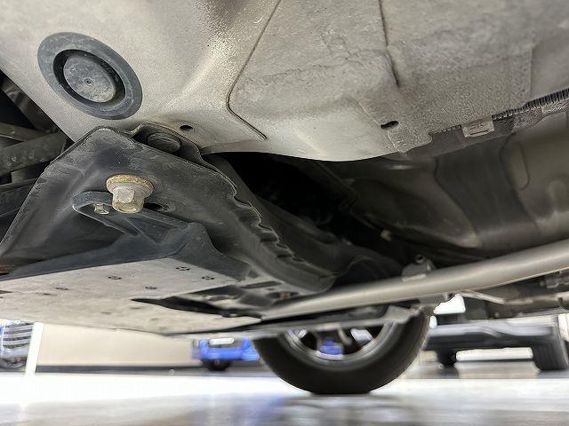 国産、輸入車を問わず提携工場にて熟練の整備士さんがしっかりご納車の整備をいたします。もちろん、ご納車後の修理や車検も承ります。お気軽にご相談下さい。