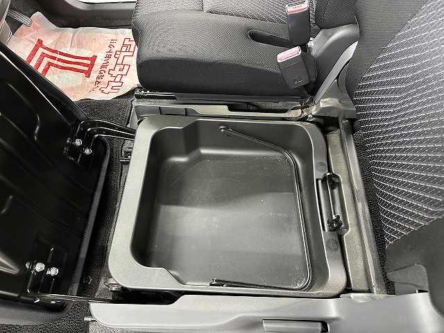 国産、輸入車を問わず提携工場にて熟練の整備士さんがしっかりご納車の整備をいたします。もちろん、ご納車後の修理や車検も承ります。お気軽にご相談下さい。