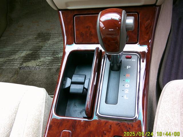 クラウン ロイヤルサルーン　後期型　希少のパールホワイト単色　純正１５インチアルミホイール　キーレスキー　運転席パワーシート　直列６気筒　１ＪＺエンジン（22枚目）
