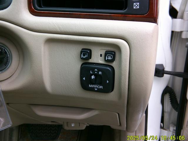 クラウン ロイヤルサルーン　後期型　希少のパールホワイト単色　純正１５インチアルミホイール　キーレスキー　運転席パワーシート　直列６気筒　１ＪＺエンジン（23枚目）