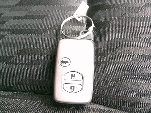 クラウン アスリート　２．５後期型　純正ナビ地デジＴＶバックカメラ　希少サンルーフ付き　運転席助手席パワーシート　ＨＩＤヘッドライト　プッシュスタート　スマートキー　ＥＴＣ付き　純正１８インチアルミ（28枚目）