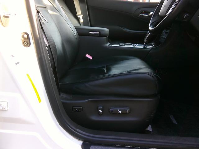 クラウン ２．５アスリート　ナビパッケージ　純正ナビ地デジＴＶバックカメラ　車高調ローダウン　純正１８インチアルミ　運転席助手席パワーシート　ＨＩＤヘッドライト　　プッシュスタート　スマートキー　ＥＴＣ付き　シートカバー付き（13枚目）