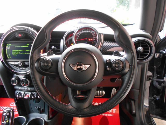 ＭＩＮＩ ジョンクーパーワークス　８速ＡＴ　１７，０００ｋｍ台　ナビ　ＴＶ　バックカメラ　クリアランスソナー　オートクルーズコントロール　アルミホイル　オートマチックハイビーム　オートライト　スマートキー　アイドリングストップ　ＥＴＣ（5枚目）