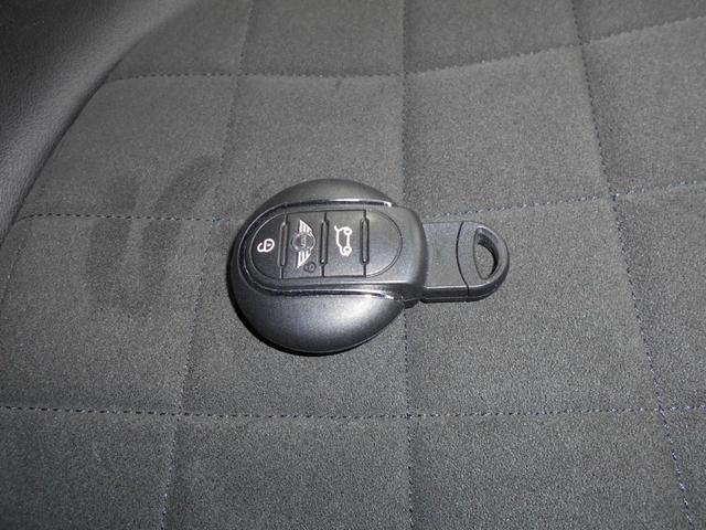 ＭＩＮＩ ジョンクーパーワークス　８速ＡＴ　１７，０００ｋｍ台　ナビ　ＴＶ　バックカメラ　クリアランスソナー　オートクルーズコントロール　アルミホイル　オートマチックハイビーム　オートライト　スマートキー　アイドリングストップ　ＥＴＣ（14枚目）