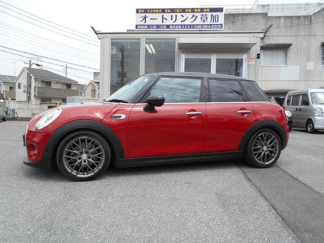 ＭＩＮＩ クーパーＤ　アルミホイール　エアコン　パワーステアリング　運転席エアバッグ　ナビ　バックカメラ　ＬＥＤヘッドライト　フォグランプ　アイドリングストップ　ＥＴＣ　コンフォートアクセス（3枚目）
